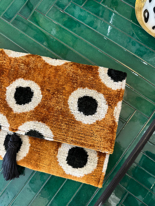 Pochette artisanale en velours de soie à ponpom #1