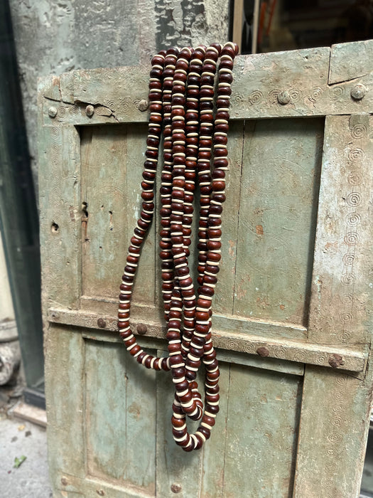 Collier artisanal marron et blanc décoration murale