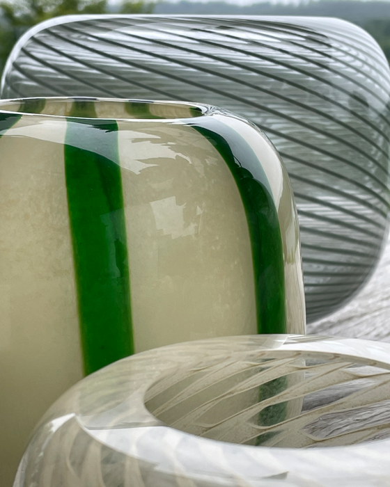 Vase en verre à rayures vertes