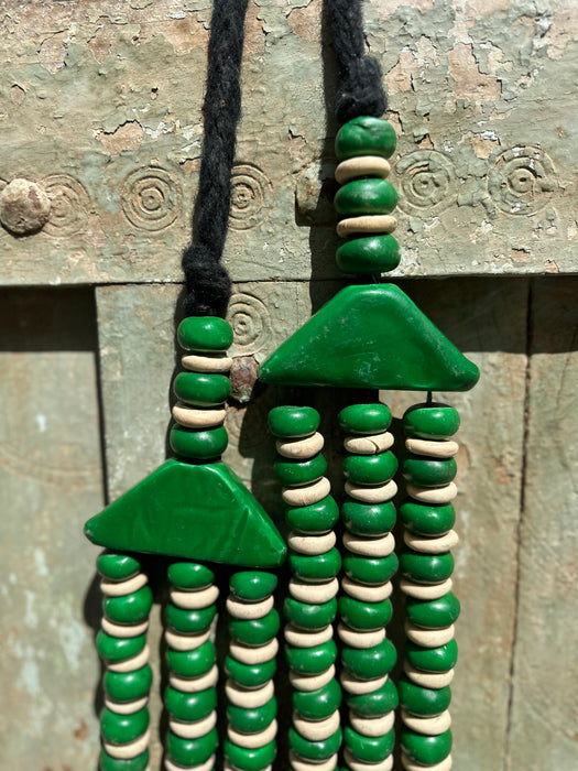 Collier artisanal vert et blanc 1 décoration murale