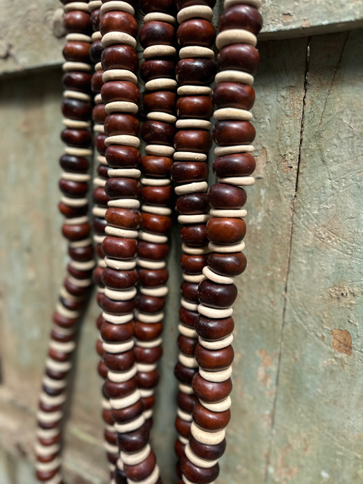 Collier artisanal marron et blanc décoration murale