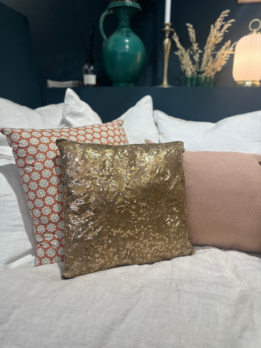 Coussin en lin brodé de sequins