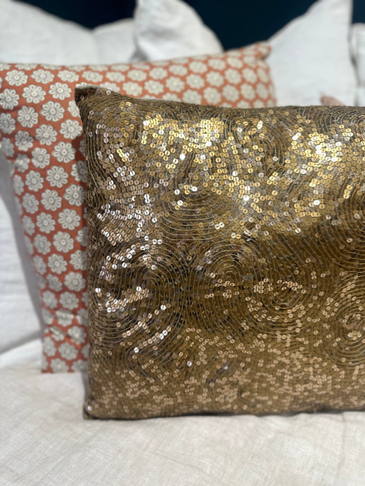 Coussin en lin brodé de sequins