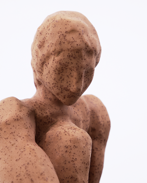 Statue de femme en grès