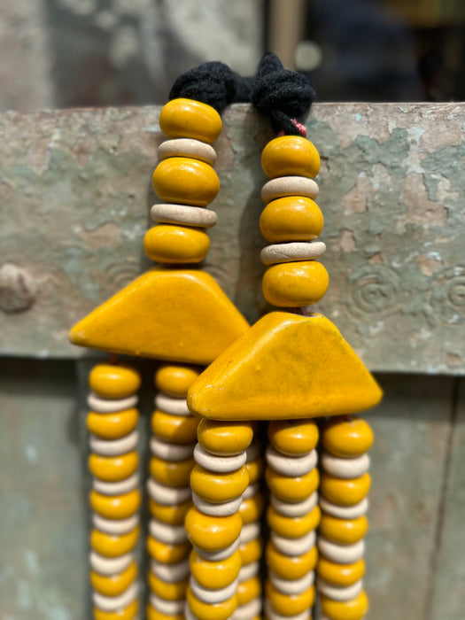 Collier artisanal jaune et blanc décoration murale