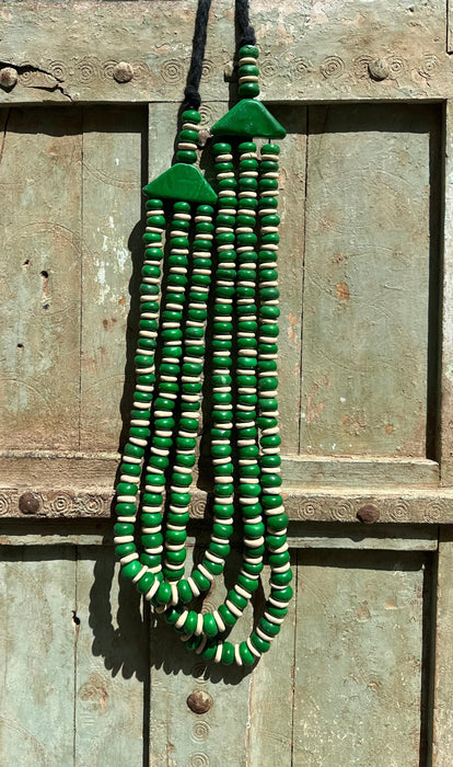 Collier artisanal vert et blanc 1 décoration murale