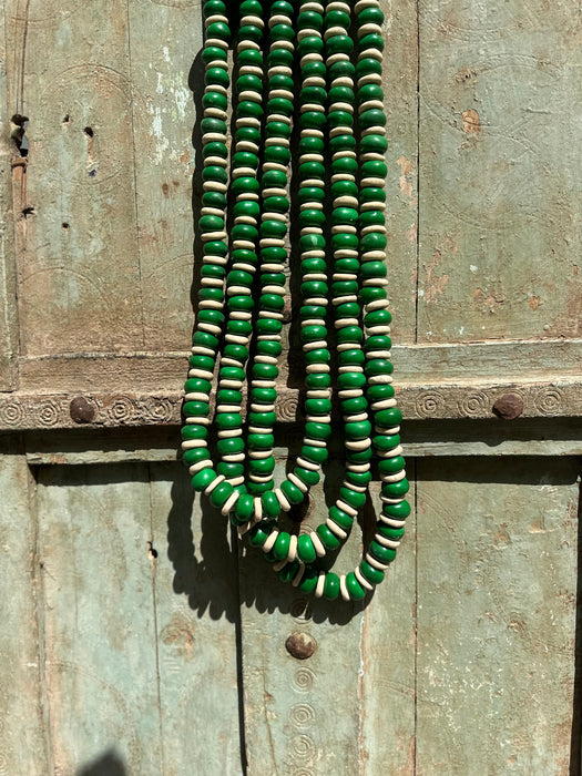 Collier artisanal vert et blanc 1 décoration murale