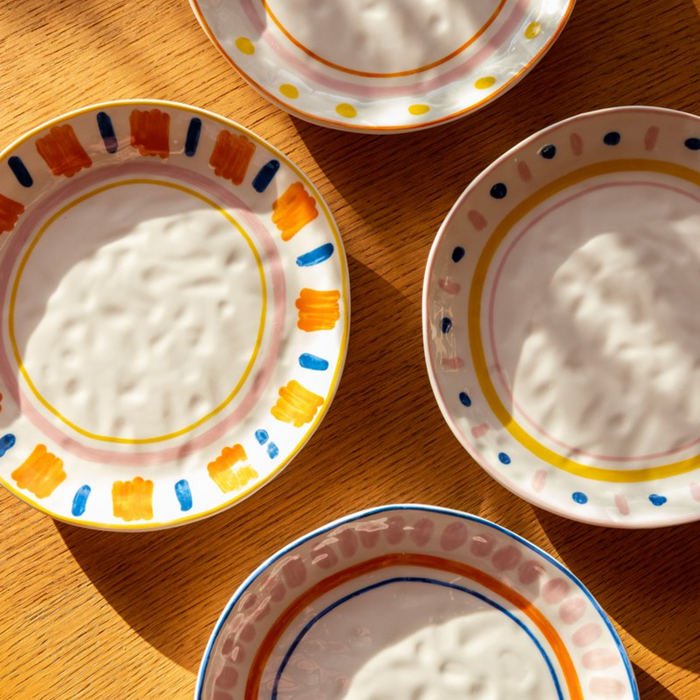 Assiette blanche motifs colorés - 4 modèles disponibles