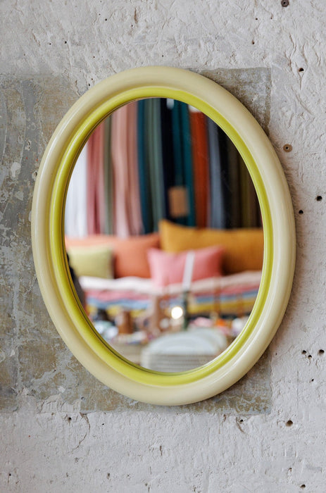 Miroir ovale jaune