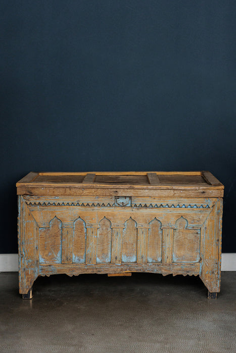 Coffre ancien marocain en bois brut 6 patine bleu