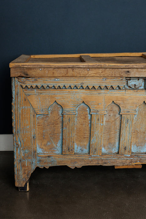 Coffre ancien marocain en bois brut 6 patine bleu