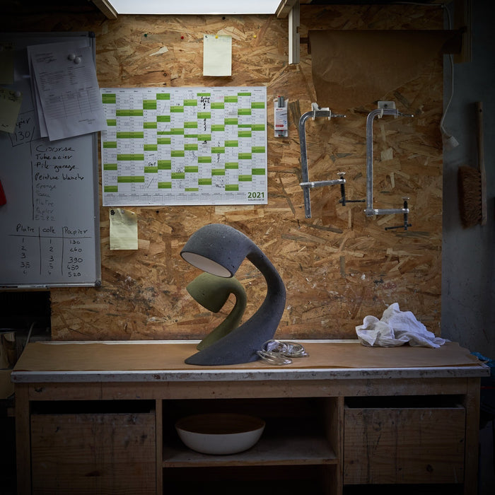 Lampe Invider à poser en papier journal recyclé et plâtre - 6 couleurs et 2 tailles disponibles