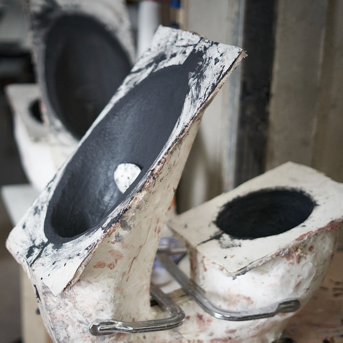 Lampe Invider à poser en papier journal recyclé et plâtre - 6 couleurs et 2 tailles disponibles