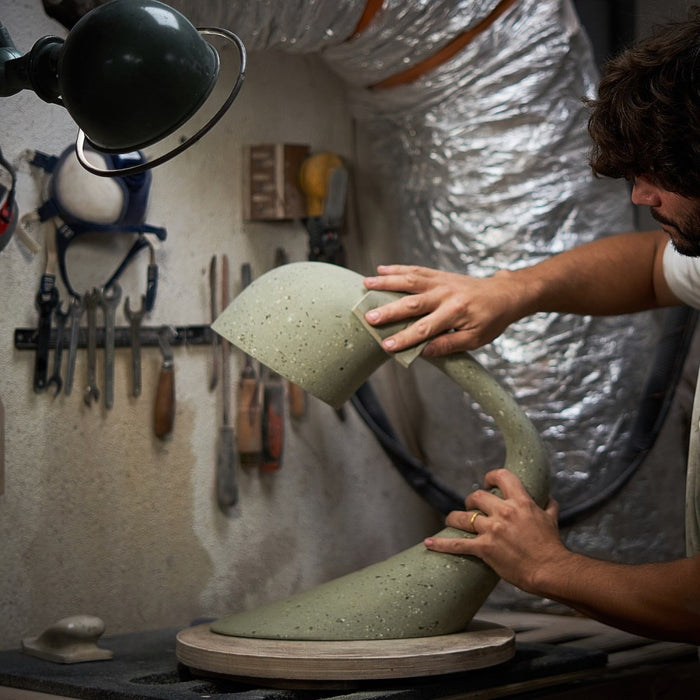 Lampe Invider à poser en papier journal recyclé et plâtre - 6 couleurs et 2 tailles disponibles