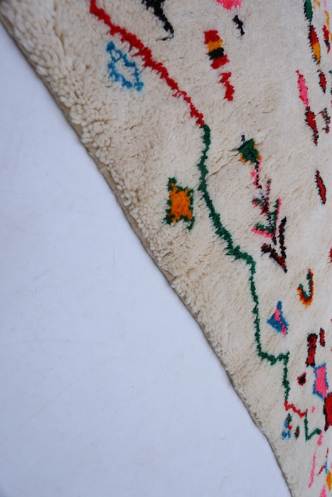 Tapis Azilal #4 écru en laine à motifs colorés - 163x113 cm