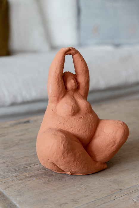 Statue terracotta femme yoga