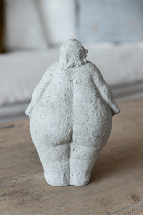 Statue grise femme debout