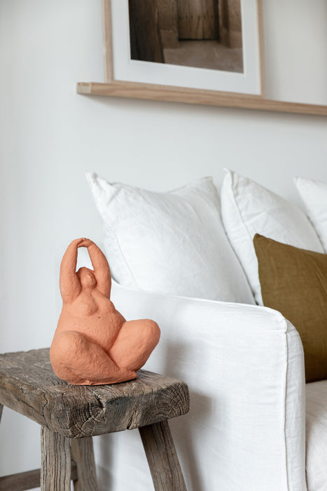 Statue terracotta femme yoga